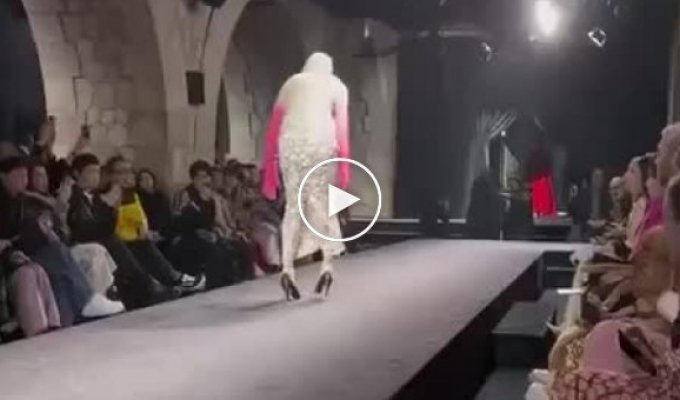 58-летняя модель Кристен Макменами упала на показе Valentino из-за неудобных туфель