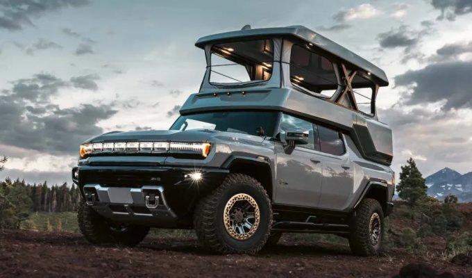 Electric Hummer turned into a mobile home with a powerful solar battery (5 photos)