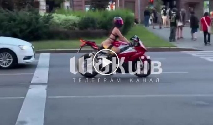 Девушка в нижнем белье прокатилась на мотоцикле по Киеву