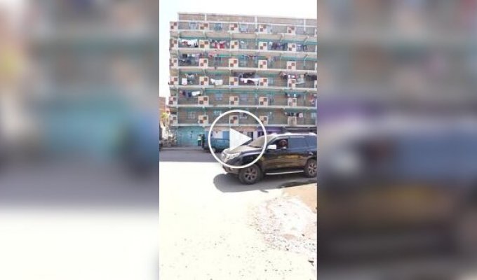 Парень высмеял, как снимают документалки про Африку