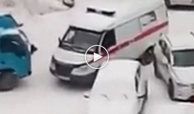 В Новосибирске водитель грузовика не стал пропускать скорую