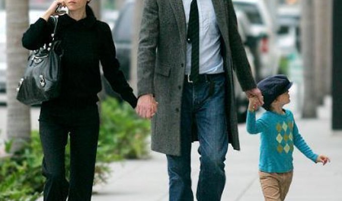 Дженнифер Коннели и Пол Беттани на прогулке (4 фото)