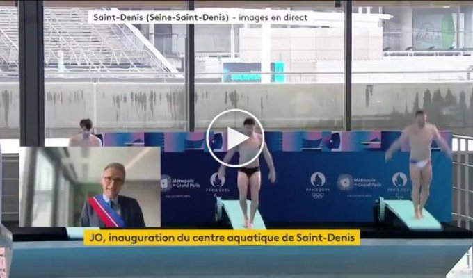 На французских соревнованиях по прыжкам в воду один из спортсменов комично упал с трамплина