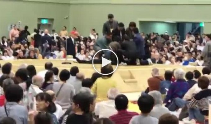 В Японии рефери по сумо не давал женщинам оказать помощь упавшему в обморок мэру