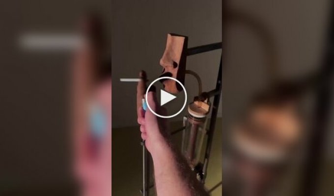 Инженерная скульптура, которая «курит» сама