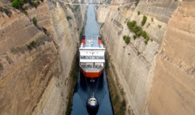 Как выглядит самый узкий судоходный канал (5 фото)