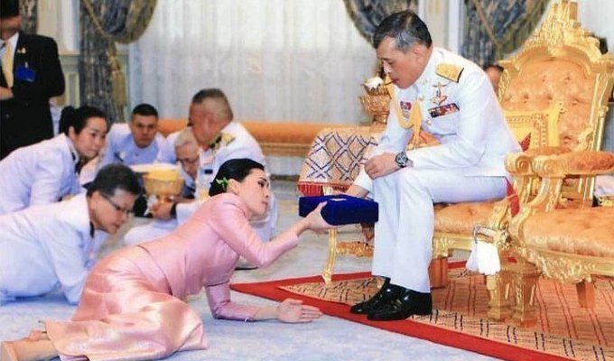 Жены и любовницы короля Таиланда: Одну кормил из собачьей миски, другую - отправил к смертникам (6 фото)