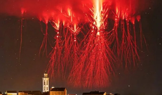 'Alien Ships' Spotted in the Skies Over France (3 Photos)
