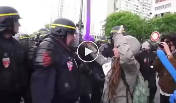 Жестокое нападение полицейского на протестующую