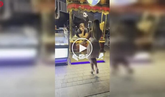 Мороженое за танец: как продавец в Дубае стал местной знаменитостью