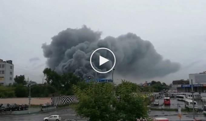 В Москве вспыхнули склады. Дым распространился на несколько километров