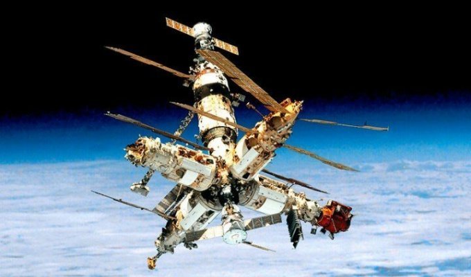 19 февраля 1986 года была запущена орбитальная станция «Мир» (3 фото)