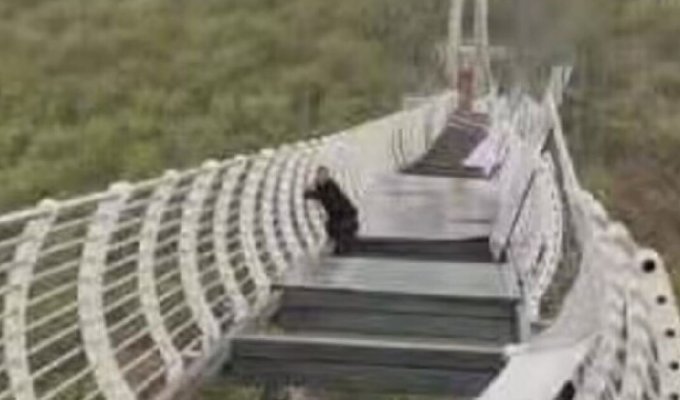 В Китае турист чуть не простился с жизнью на стеклянном мосту (4 фото + 1 видео)