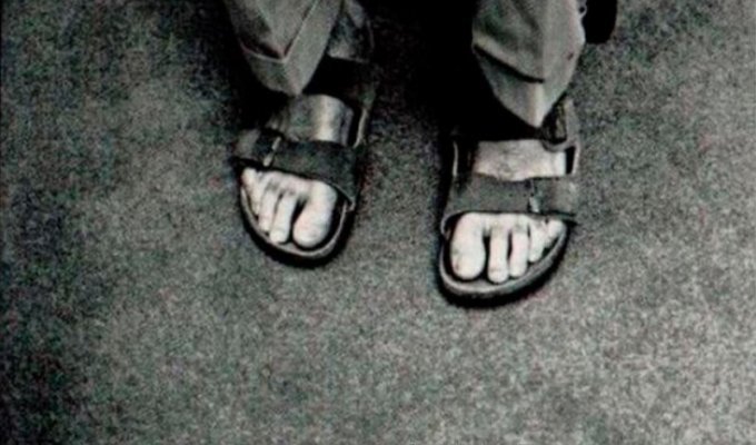 Old sandals of the founder of Apple sold at auction for 218 thousand dollars (2 photos)