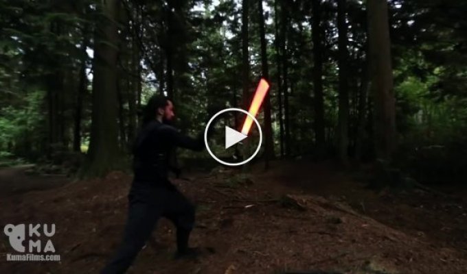 Эффектная тренировка со световыми мечами в канадском парке