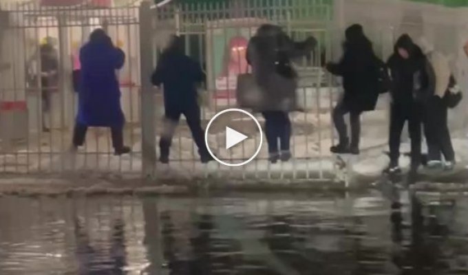 Как приходится передвигаться москвичам из-за проливного дождя