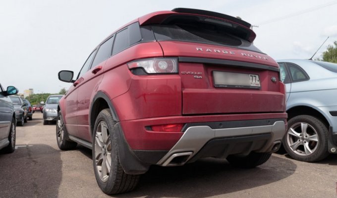 В Минске москвичка на Range Rover покусала инспекторов, пыталась съесть протокол (9 фото + 1 видео)