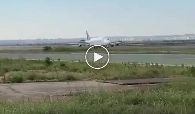 В Италии самолет потерял колесо сразу после взлета