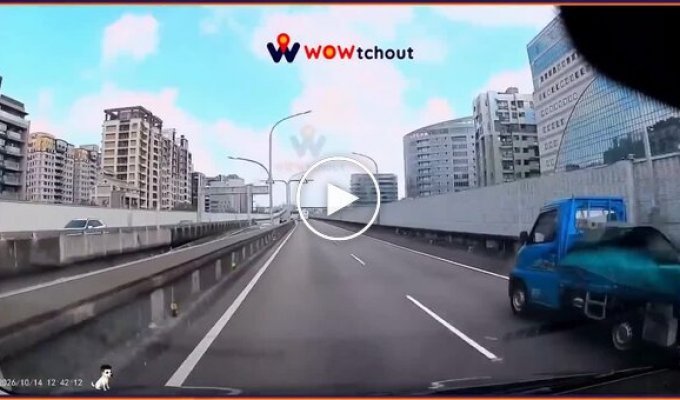 Автобус перекрив кілька смуг заради розвороту