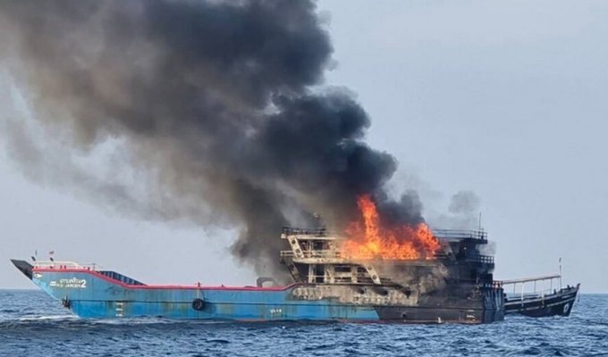 In Thailand, a ferry with tourists sailing to the “Island of Death” caught fire (8 photos + 1 video)