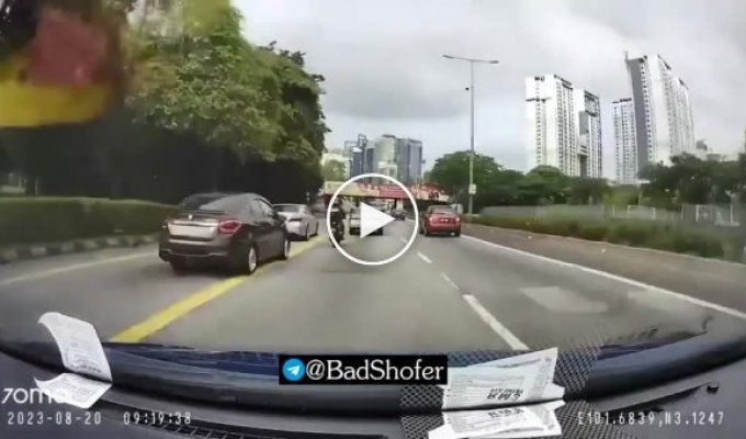 A quarrel between a Malaysian manager and a scooter rider ends in failure for the latter