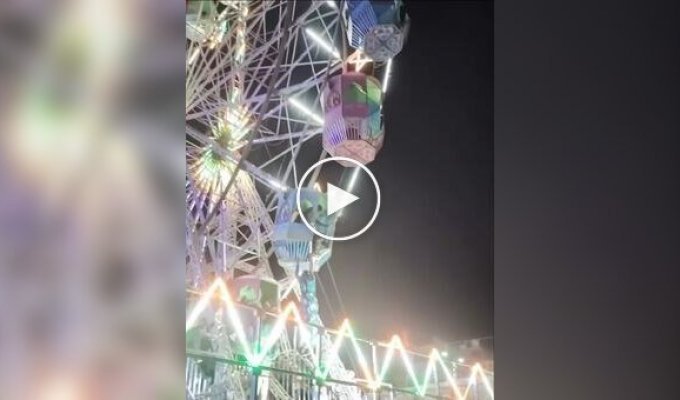 Женщина повисла на высоте 10 метров, выпав из кабинки «колеса обозрения»