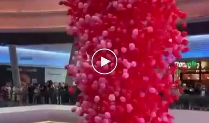 В московском ТЦ на посетителей высыпали 40 тысяч воздушных шаров