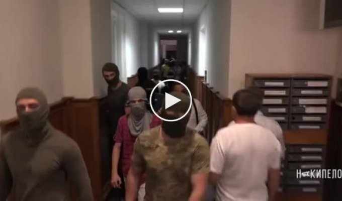 Харьковские активисты искали Добкина в горсовете