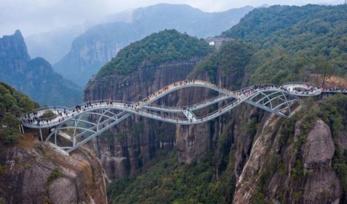 В Китае открылся «изгибающийся» стеклянный мост (5 фото + 1 видео)