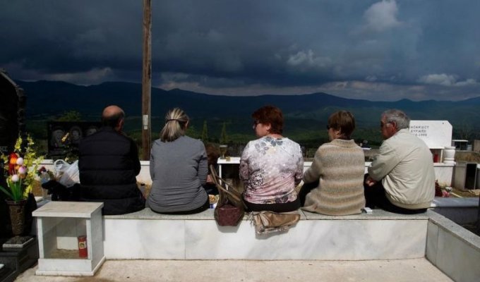 Пышные греческие поминки на могилах родственников (8 фото)