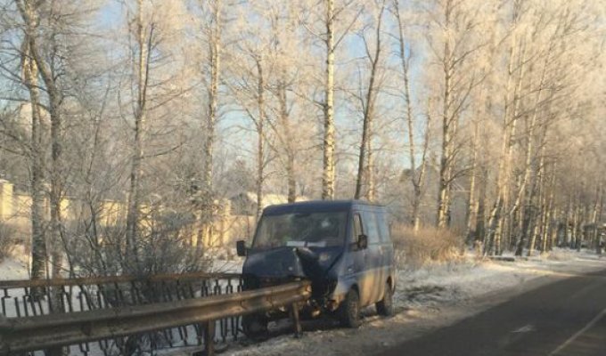 В Пушкине фургон оказался нанизанным на дорожный отбойник (7 фото)
