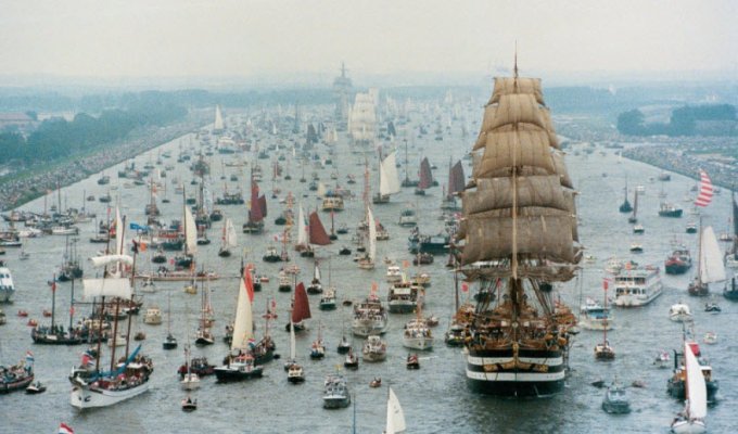 10 фото парада судов в Амстердаме, от которых захочется купить себе кораблик и уйти в море (11 фото)