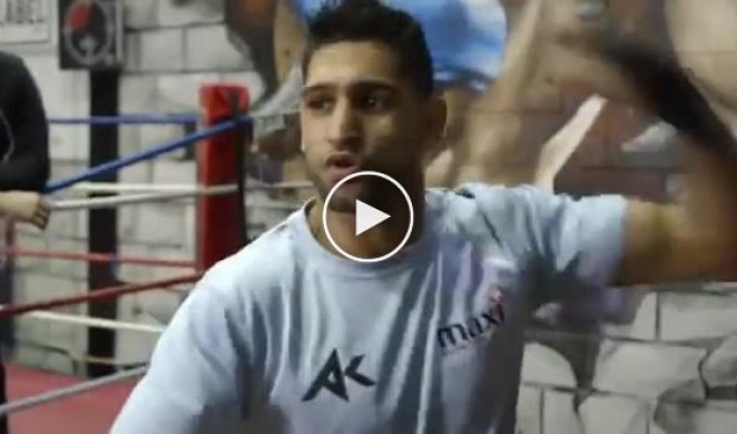 Боксер Амир Хан показывает фокус
