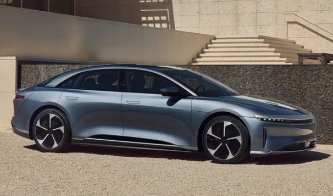 Ещё один электромобиль в США окирпичился из-за воды на полу (2 фото)