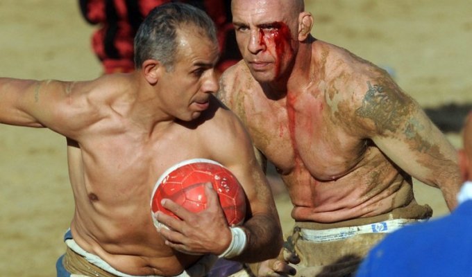 Флорентийский футбол (кальчо) - один из самых жестоких видов спорта (34 фото)