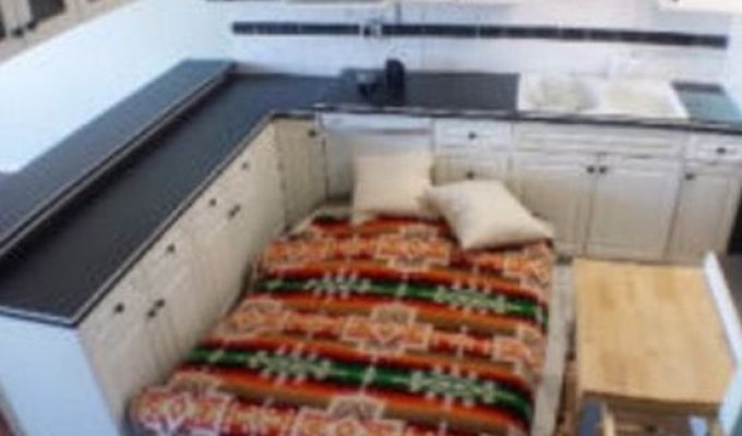 Продавцы использовали двуспальную кровать, чтобы показать площадь квартиры (4 фото)