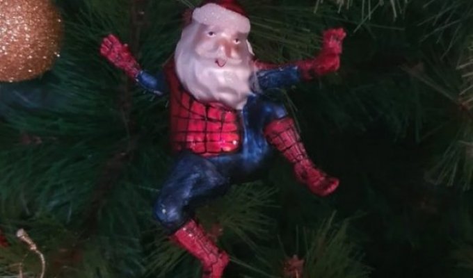 Unusual Christmas decorations that will make you laugh and scare at the same time (17 photos)