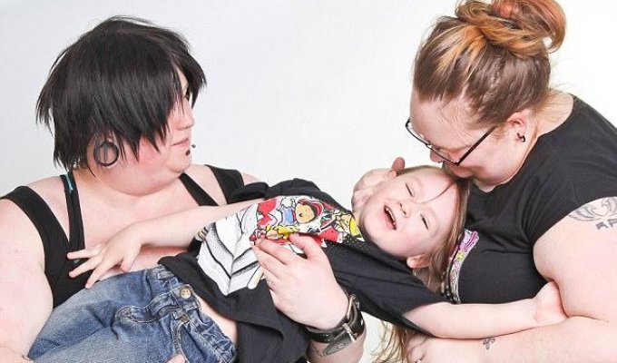 Пара бесполых существ из Мидлсборо воспитывает гендернонейтрального ребенка (5 фото)