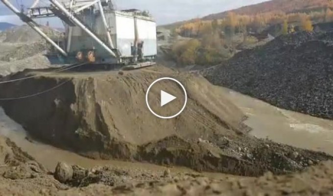 Rescue of a powerful 720-ton excavator