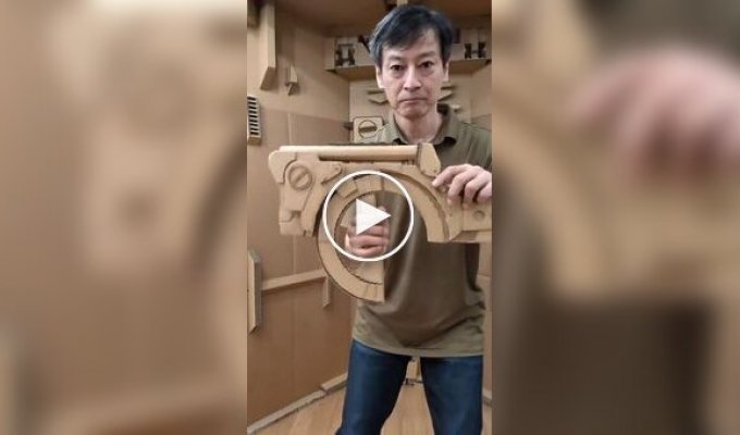 Ingenious transforming weapon made of cardboard