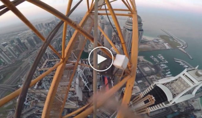 Экстремал без страховки взобрался на вершину 427-метрового небоскрёба в Дубае