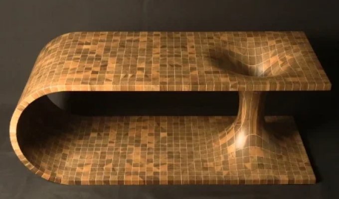 Интересный стол с черной дырой (5 фото)