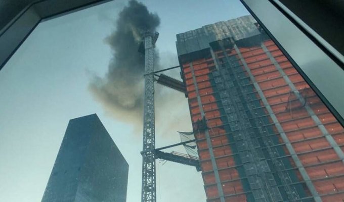 В Нью-Йорке строительный кран загорелся и рухнул (1 фото + 1 видео)