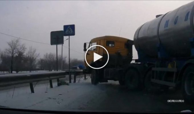 В Челябинске молоковоз протаранил два автомобиля