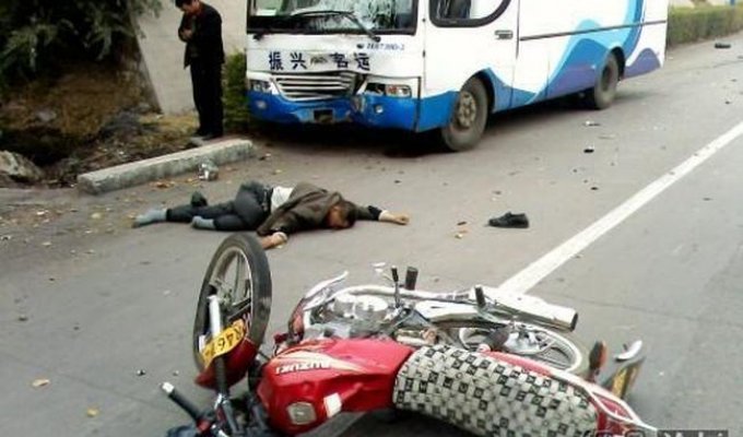 Мотоциклист против автобуса - исход очевиден (12 фото)