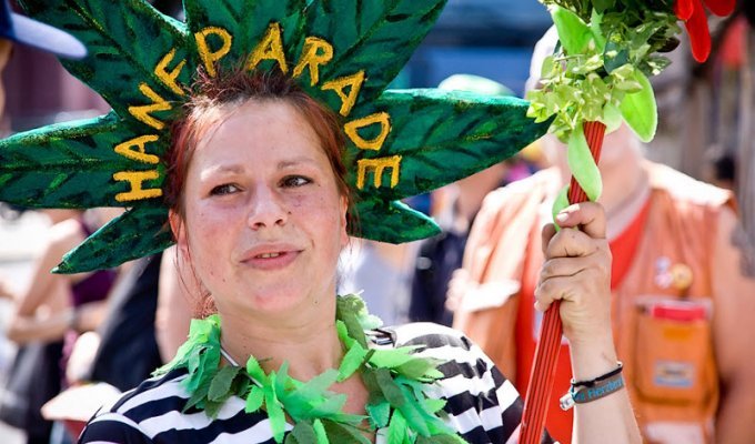 Парад за легализацию наркотиков и фестиваль 'Берлин смеётся' (23 фото)