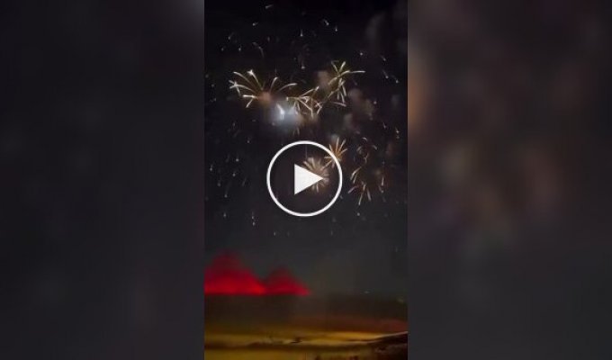 Новогодний салют над пирамидами Хеопса и над парижским Диснейлендом