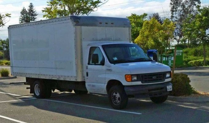 23-летний сотрудник Google живет в грузовике на стоянке компании и экономит 90% дохода (6 фото)