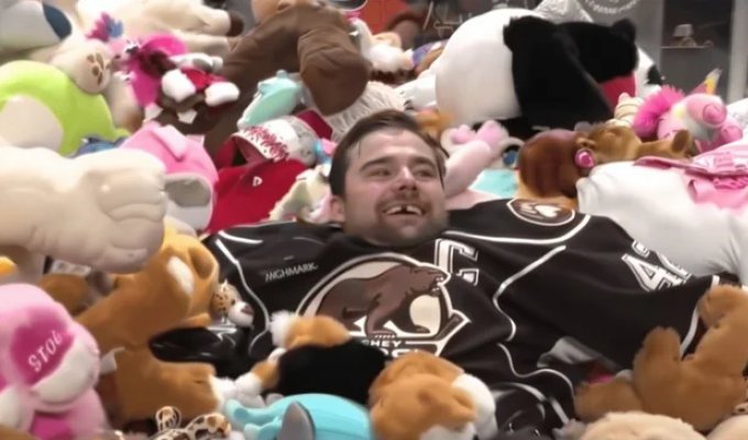 World record: hockey fans threw more than 100 thousand stuffed animals on the ice (1 photo + 3 videos)