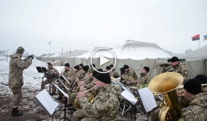 30 отдельная гвардейская механизированная бригада играет на музыкальных инструментах